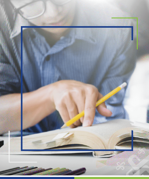 profesor leyendo un libro con un lápiz en la mano